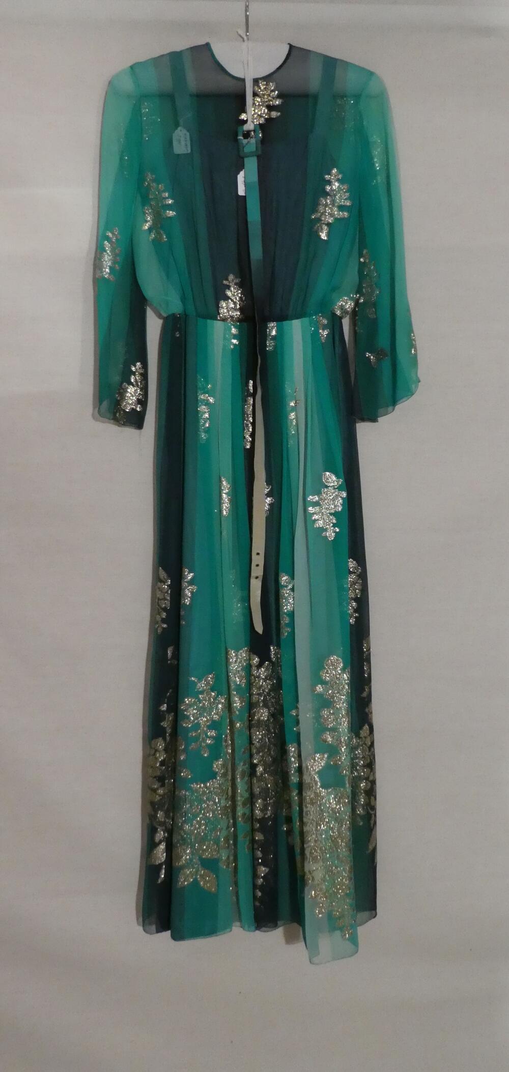 1) Avondjapon van crêpe, gestreept in vier kleuren groen, met geborduurde motieven in goud. Lang…