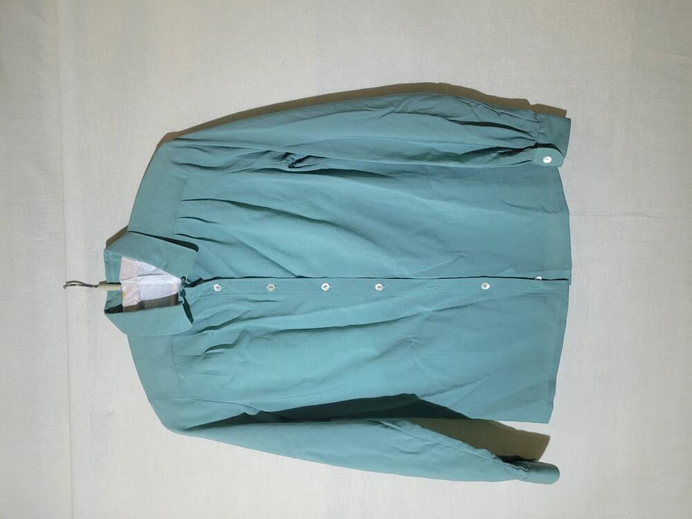 Blouse, lichtblauwgroene wol met sluiting van parelmoerknopen