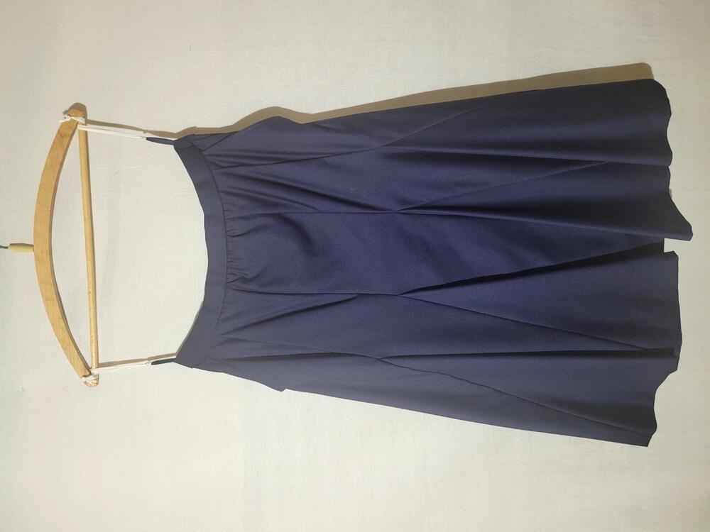 Rok van donkerblauw katoenen mengweefsel in keperbinding, klokkend model