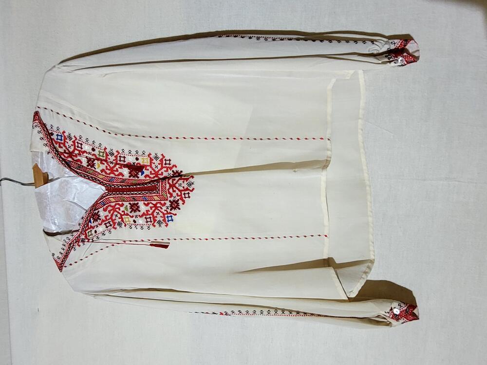 'Hongaarse blouse' van crêmekleurige zijde met geborduurde folkloristische motieven in rood, geel,…