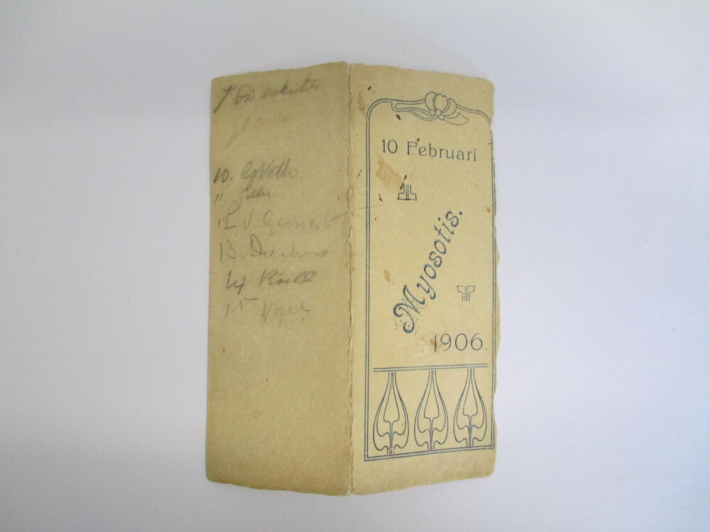 Balboekje van dubbelgevouwen wit karton (vergeeld) met opdruk in Art Nouveau stijl in blauw :…
