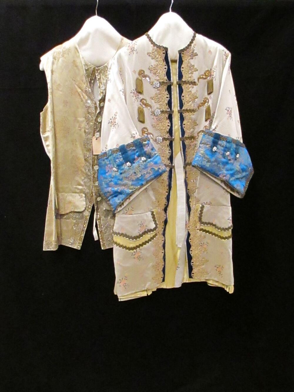 Verkleedjas- en vest (man), voorstellende 18de-eeuws mannenpak, van beige gebloemde kunstzijde,…