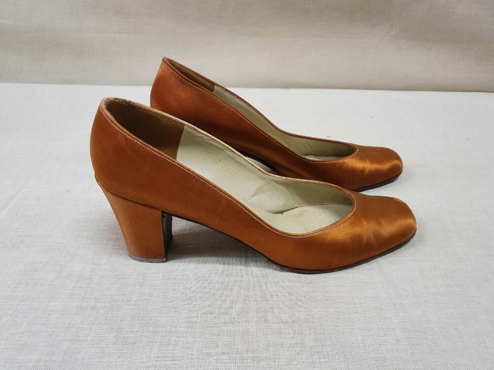 1 paar avondschoenen bekleed met oranje satijn. Pumps met ronde neus en brede, rondlopende hak