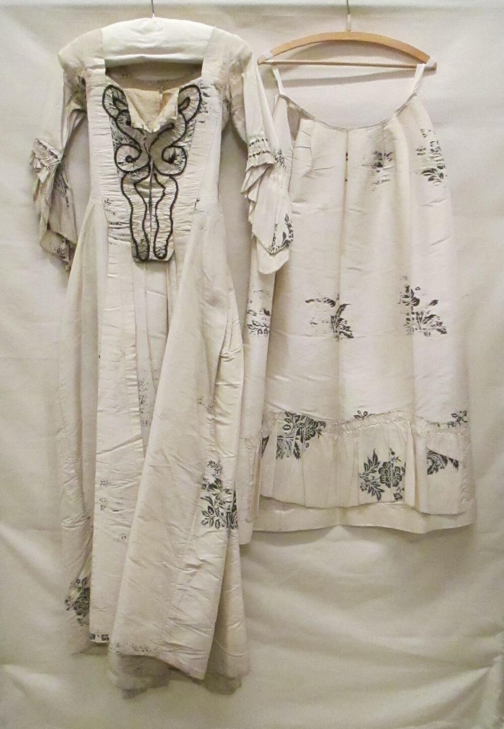 Robe à la française, bestaande uit overkleed en tablier, van witte zijde gebrocheerd met zwarte…