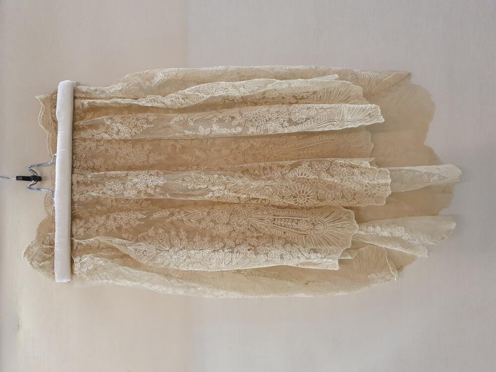Overschoot van crèmekleurige machinale tule met geappliqueerde bloemen, deels met hartjes van…