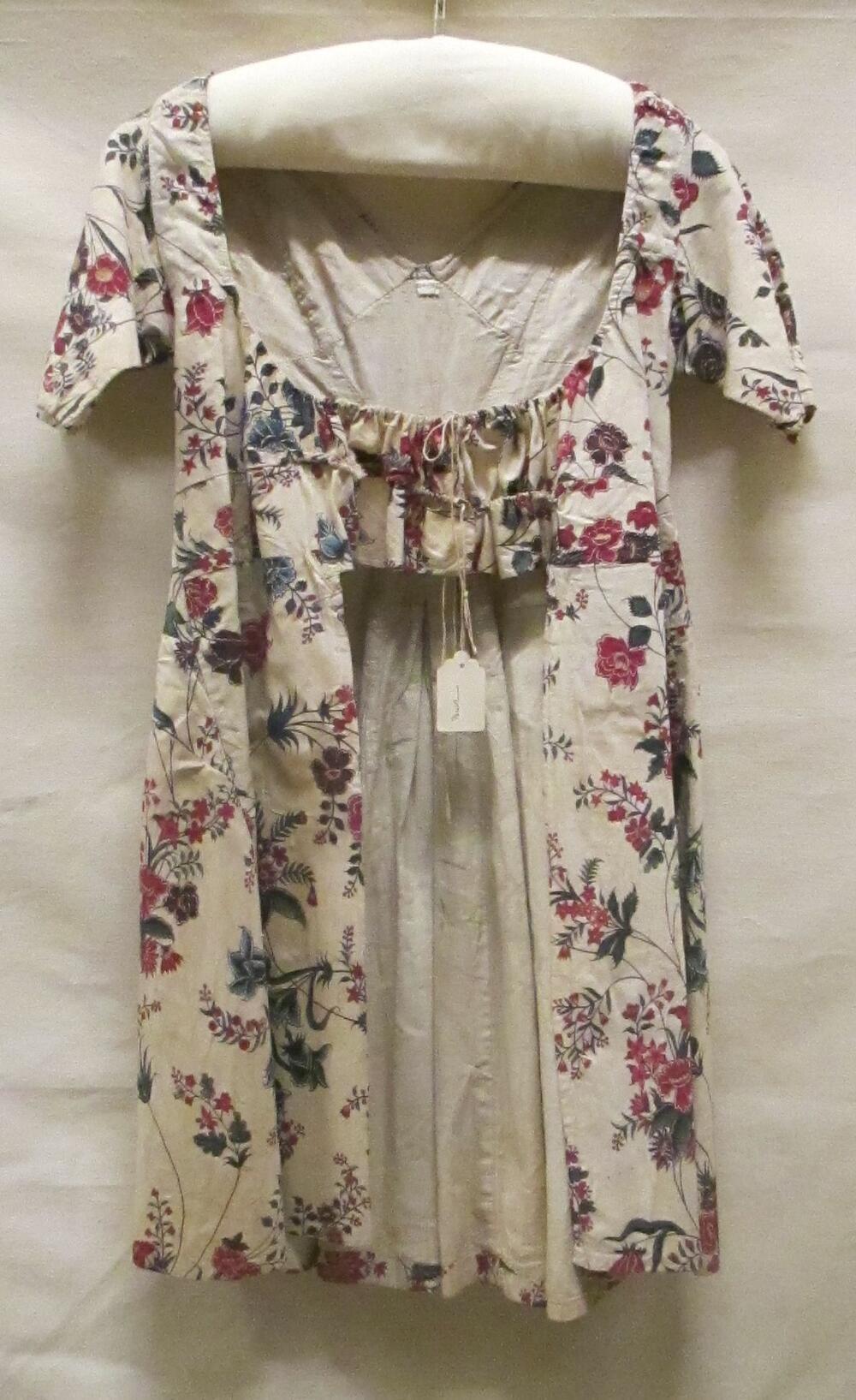 Caraco van witte Indische sits, beschilderd met bloemtakpatroon in rood, paars, blauw, geel en zwart