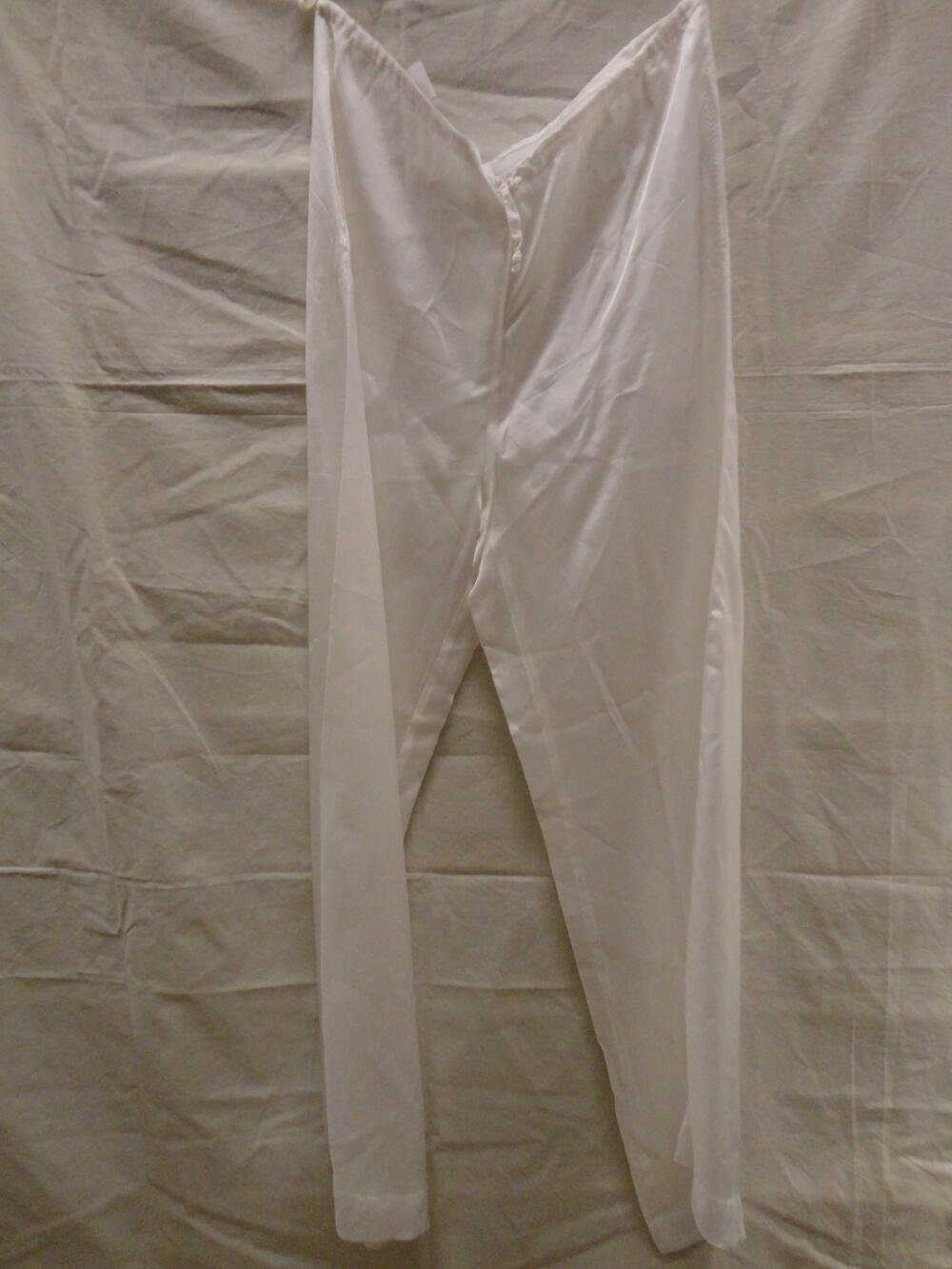 Lange broek van witte rayon met tunnelceintuur, wijd model