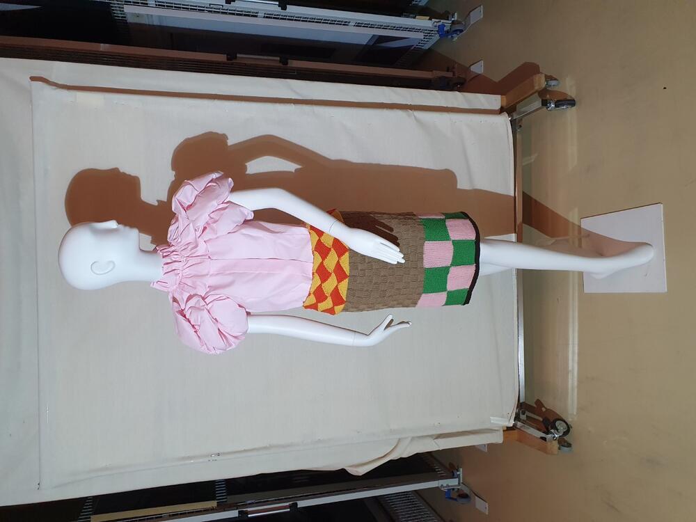Ensemble bestaande uit een blouse van roze katoen, een rok van handgebreid tricot , 1 paar kousen…