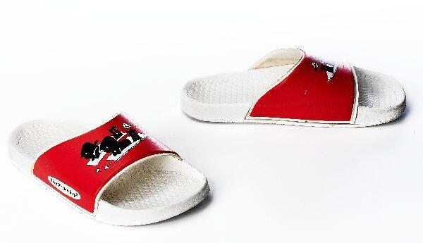 1 paar slippers (kind) van wit kunststof met rode achtergrond, waarop opdruk van Jip en Janneke