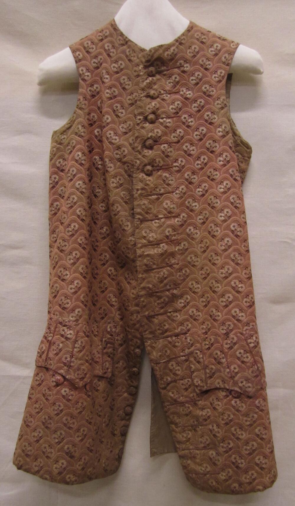 Vest (man) van roze/bruine zijde met ingeweven patroon van roze takjes, waartussen wit/bruine…