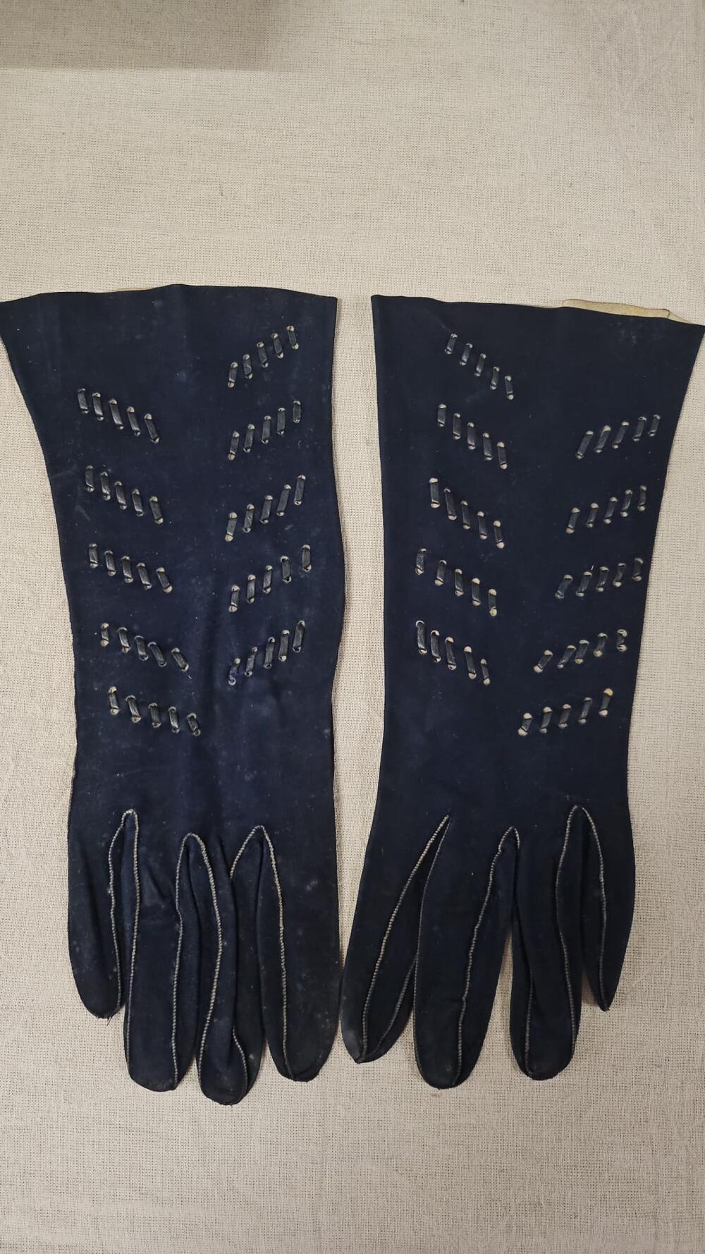 Twee paar handschoenen