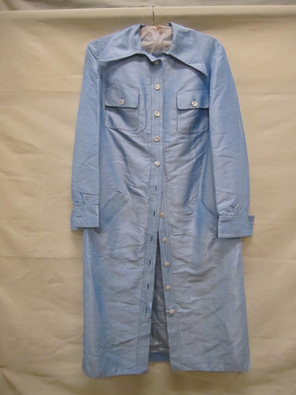 Robe-manteau, overhemdjurk van lichtblauwe tai-zijde met strikceintuur, puntige kraag en klep-en…