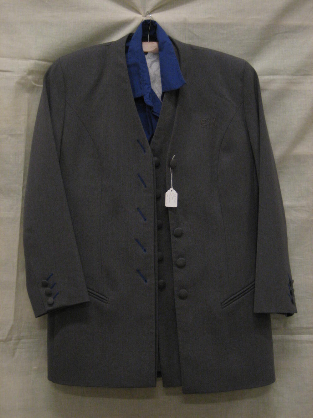 Personeelsuniform, van gemengde, grijze wol en blauwe katoen, bestaande uit jasje, gilet, blouse en…
