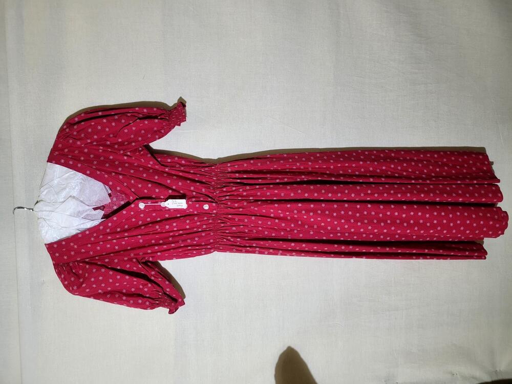 Zomerjurk met ceintuur, rood katoen met uitgespaard wit strooimotiefje van 'zonnetjes', in stijl…