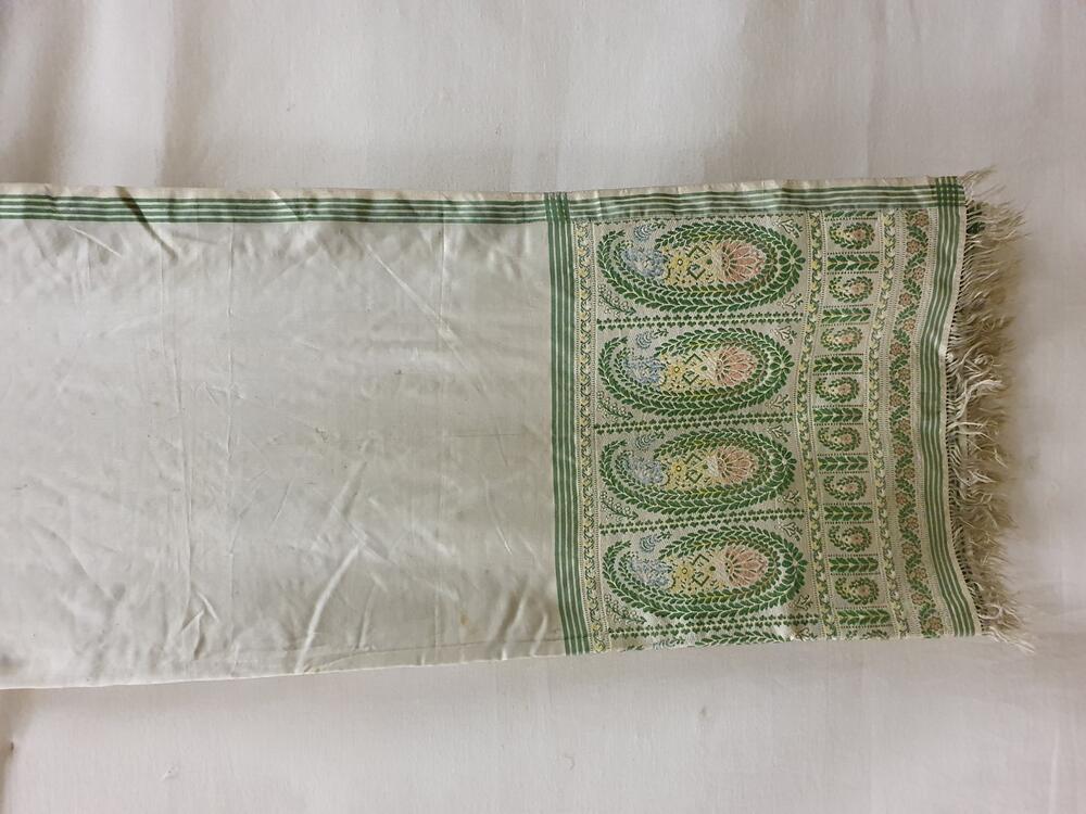 Shawl van crèmekleurige zijde met ingeweven groene strepen en motieven, imitatie van kasjmirsjaal