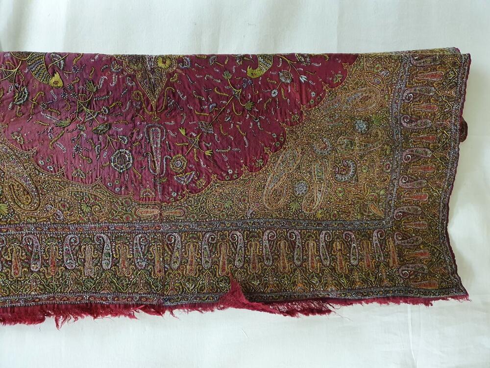 Shawl van paars/rode wol in keperbinding met veelkleurig wollen borduursel, gestileerde vogels…