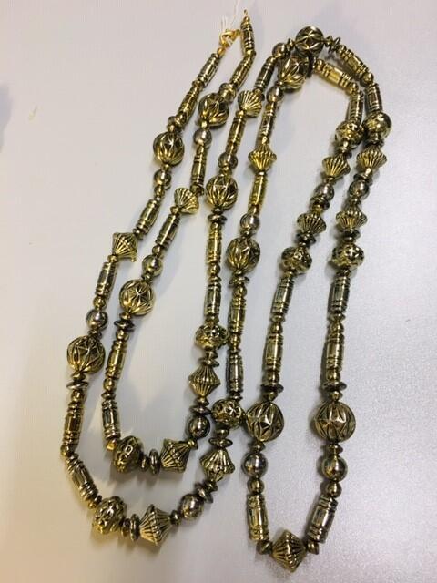 Ketting. Plastic kralen. Imitatie zilver in verschillende vormen. Lang snoer. Slotje is aan een…
