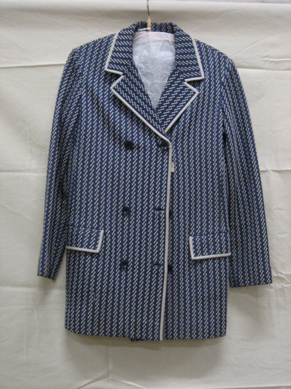Jasje (v) van donkerblauwe wol met in verticale banen in wit zig-zag motieven ingeweven, onderdeel…