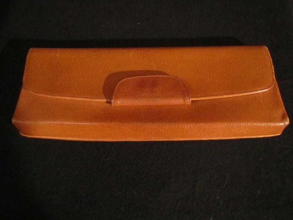 Tas van varkensleer, type enveloppe. Sluiting met overslagje van leer met koperkleurige drukknoop