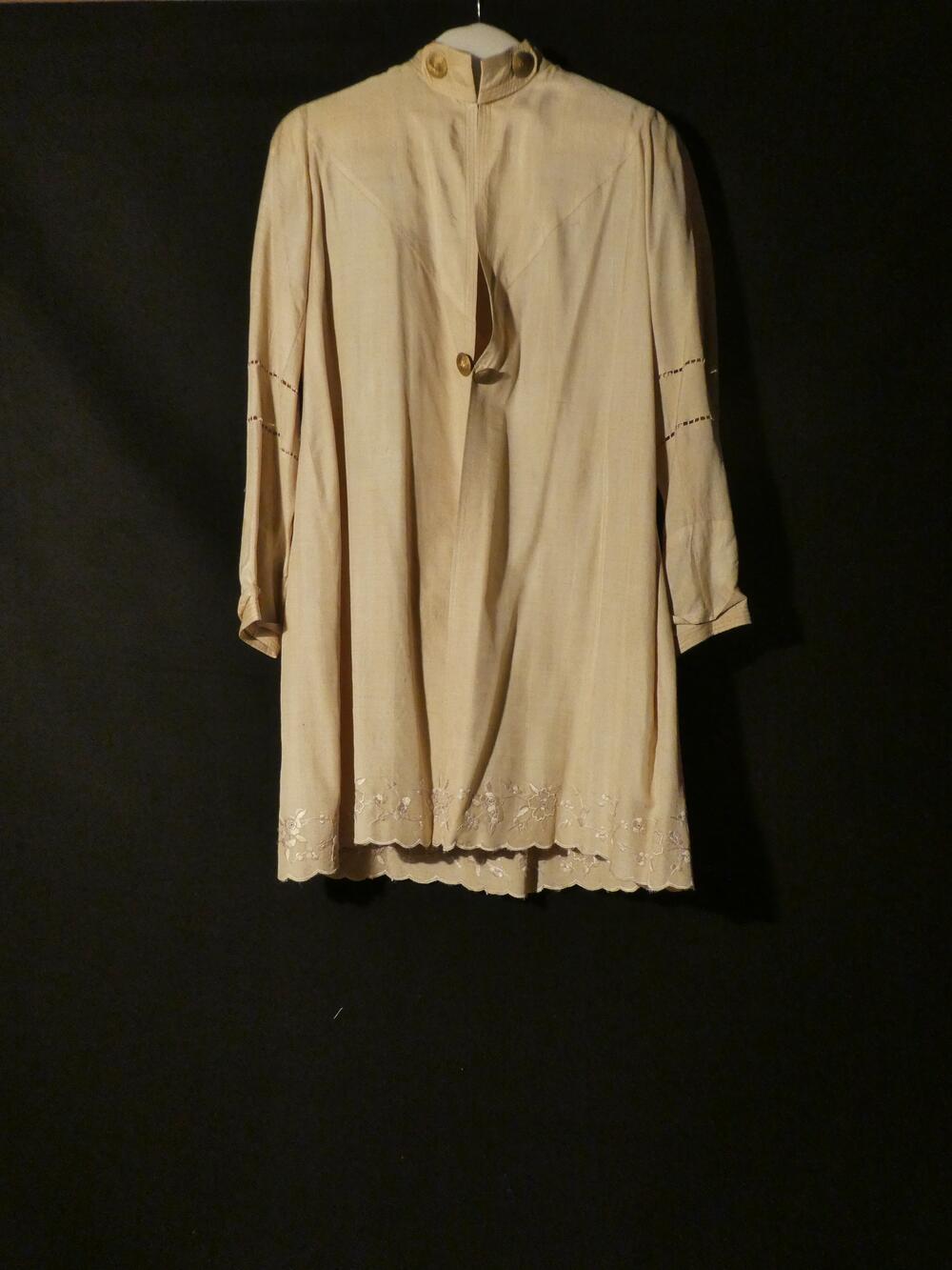 Jas met ceintuur van beige shantung zijde in lang model met lange mouw en opstaand boord, onderdeel…