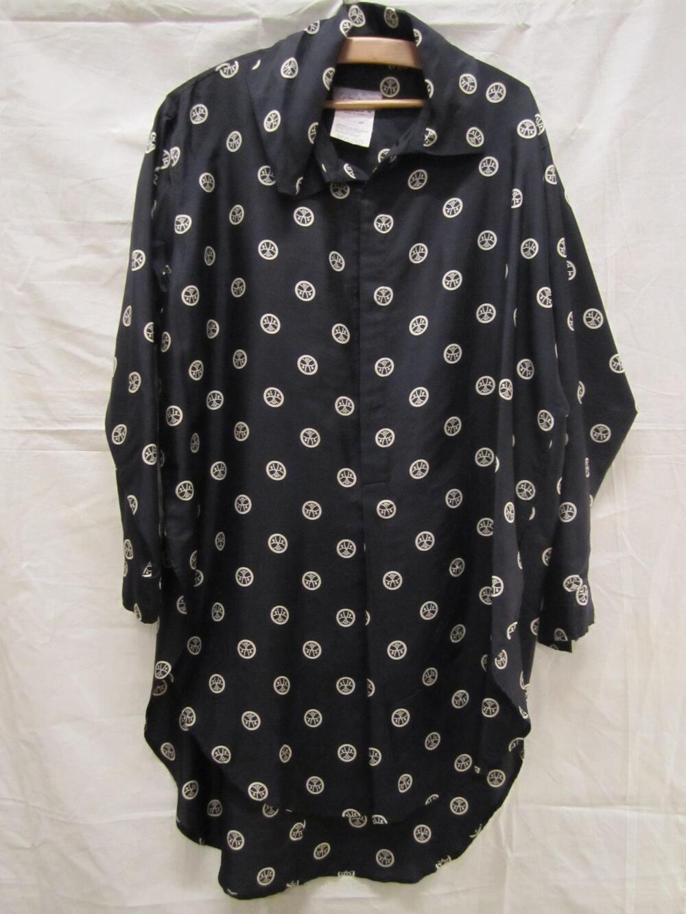 Blouse/tuniek van zwarte zijde bedrukt met witte cirkels met fantasiemotiefje