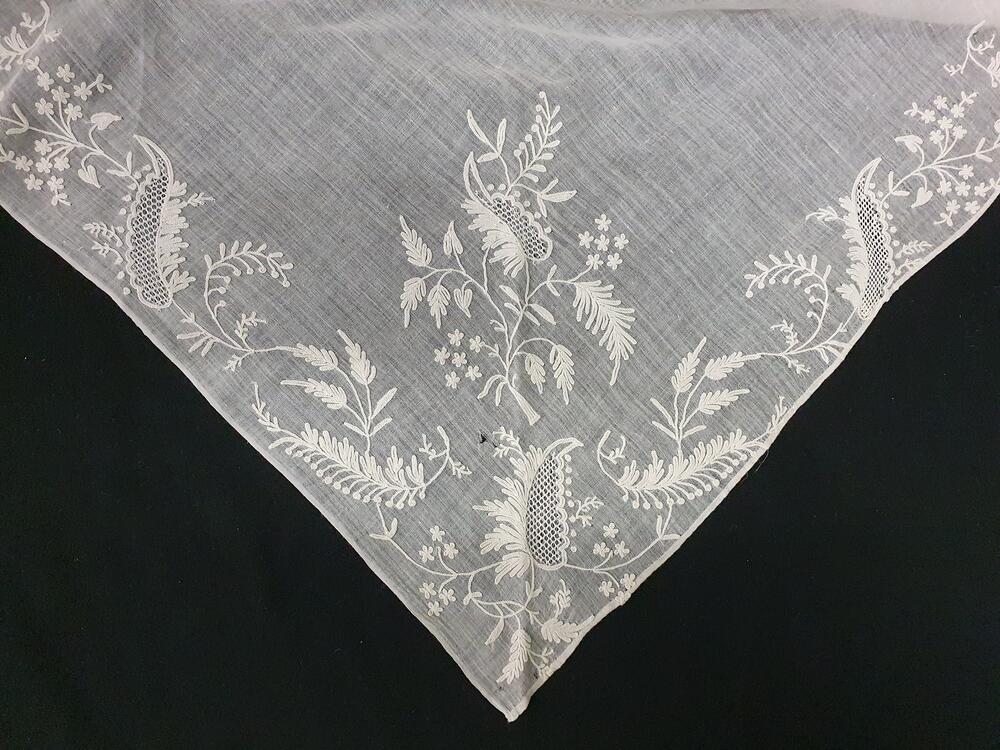 Fichu, wit neteldoek met tamboereerwerk en fils tiré