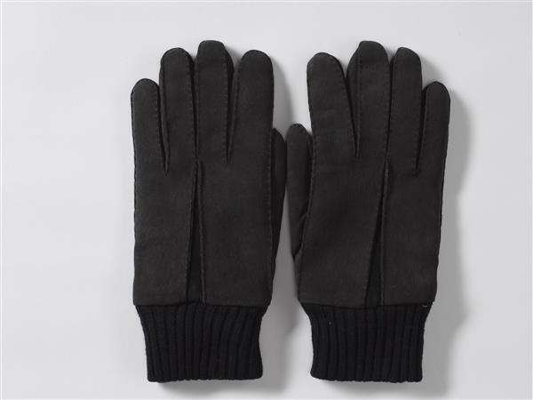 Een paar vrouwenskihandschoenen