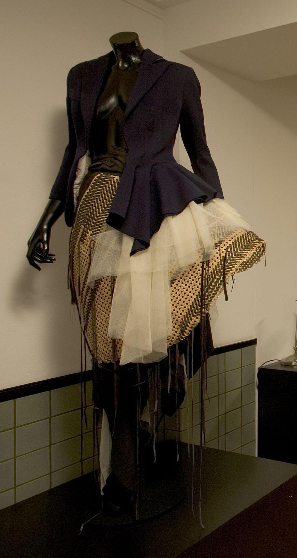 Ensemble bestaande uit een getailleerd jasje van donkerblauw wolmengsel, asymmetrisch met 'schootje…