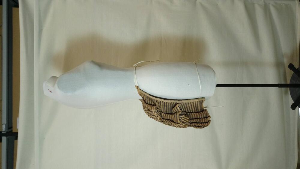 Queue de Paris, zogenaamde 'pouf', bestaande uit 9 verticale baleinen en 4 horizontale waarop…