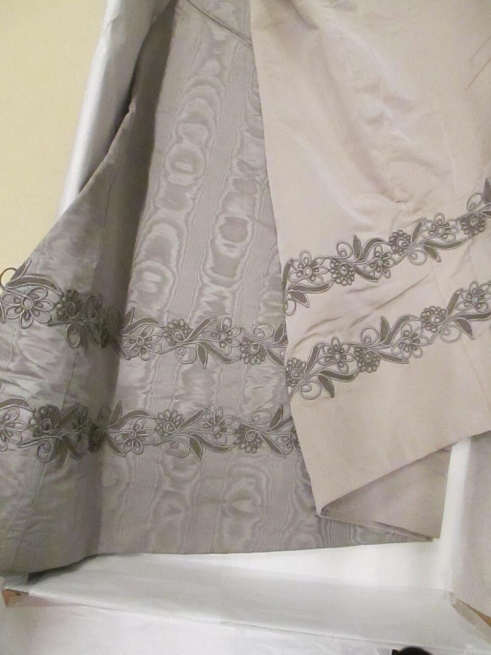 Japonrok van twee soorten grijze ripszijde, gegarneerd met passementrand met bloemen, taille…