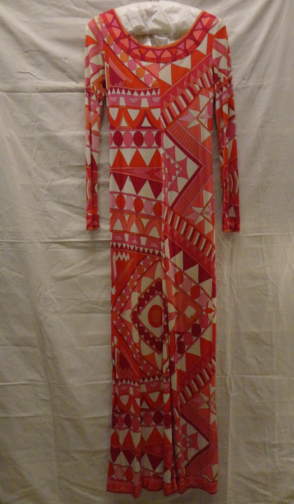 Jurk van bedrukt zijden tricot met geometrische motieven op wit fond, bedrukt in rood/roze/oranje
