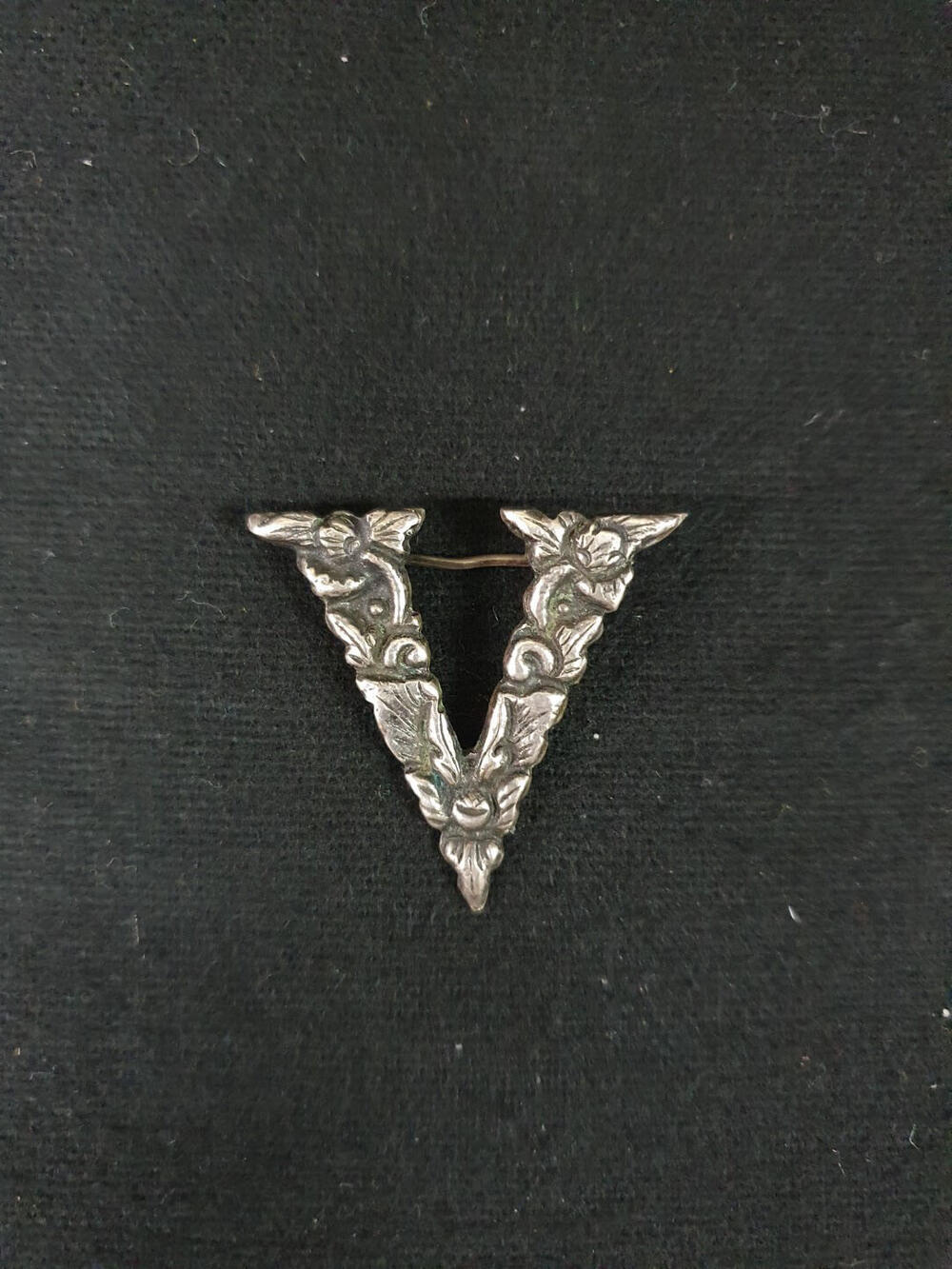 Broche van Djokja zilver ('protestbroche' tegen Nazi-inval). V-vormig model met gestileerd blad- en…