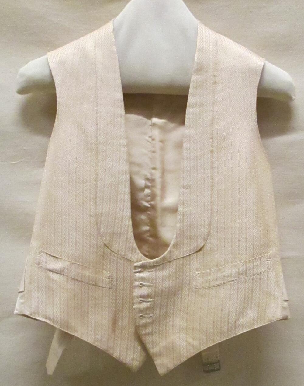 Vest (man) van crèmekleurige zijde met ingeweven verticale, zigzag strepen, zgn. 'gekleed vest'