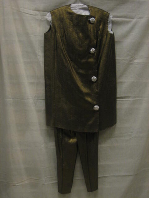 Ensemble van goudkleurig lurex, bestaande uit jasje, broekpak, rok en hesje, de grote kunststof…