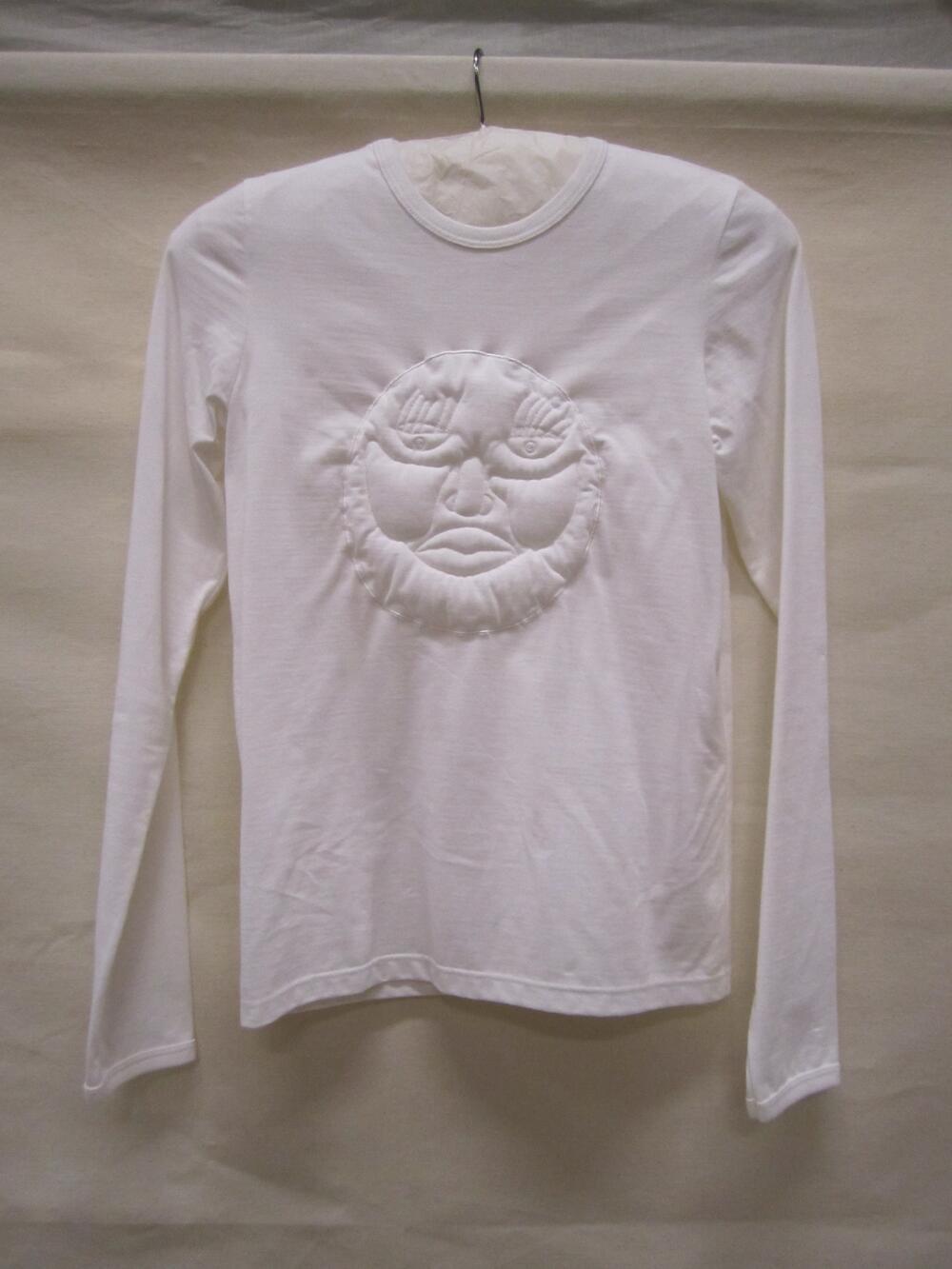 T-shirt (man/vrouw) van wit katoen met lange mouw, versierd met geborduurde witte kop