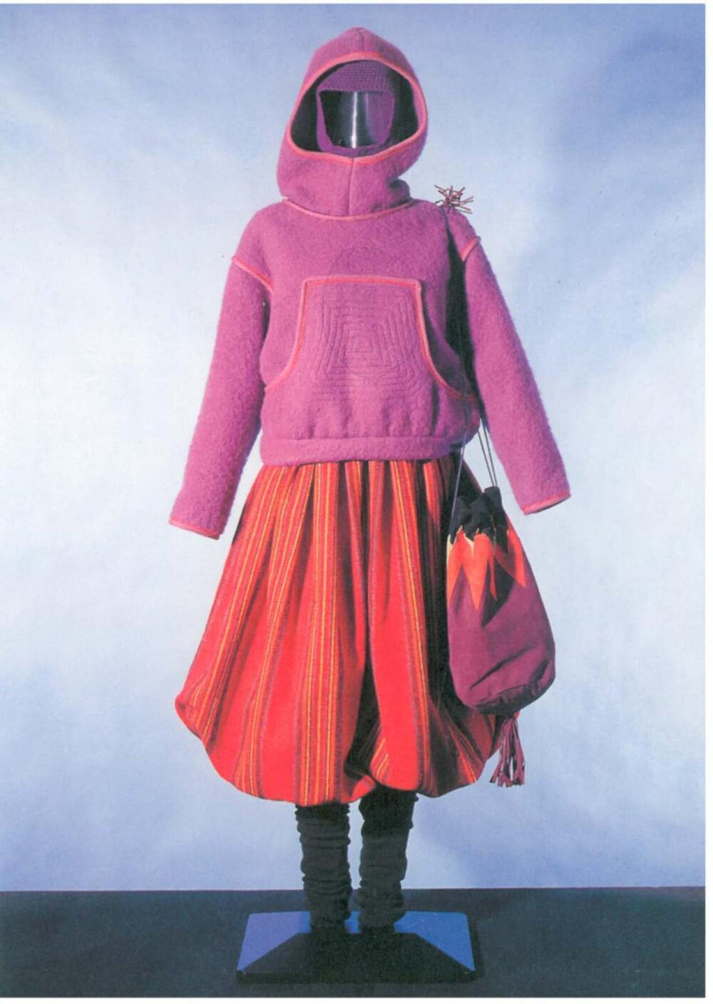Ensemble, geinspireerd op Nederlandse streekdracht van Marken en Urk: anorak, pofbroek, twee…