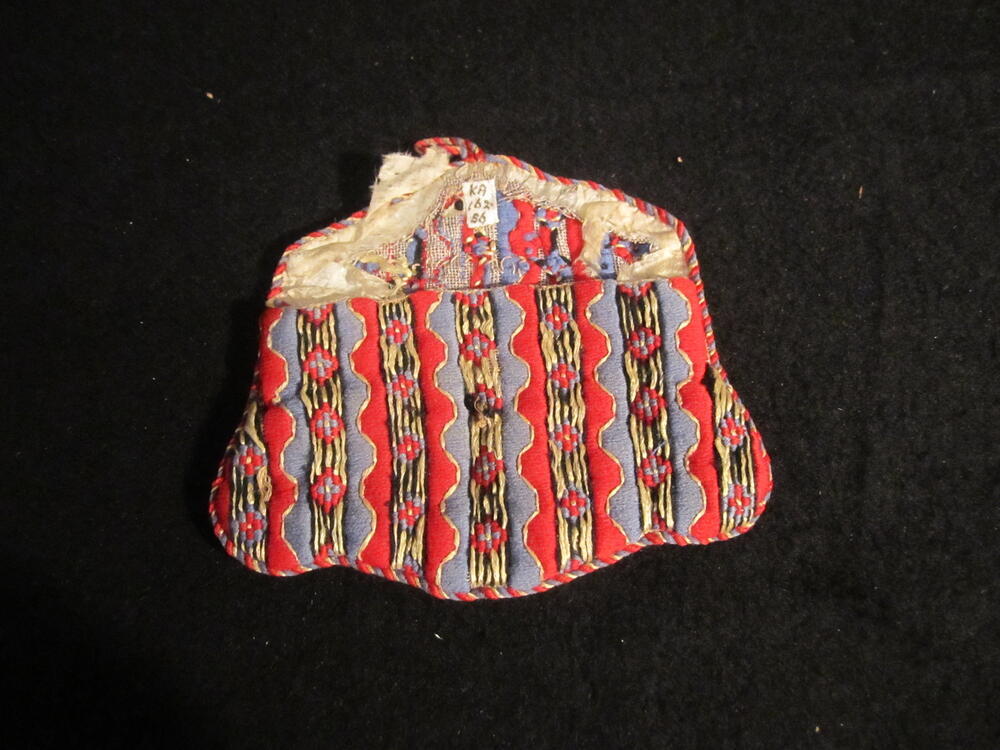 Damestasje, fond van gaas in gestreepte en gegolfde motieven geborduurd in wol met rood en blauw en…