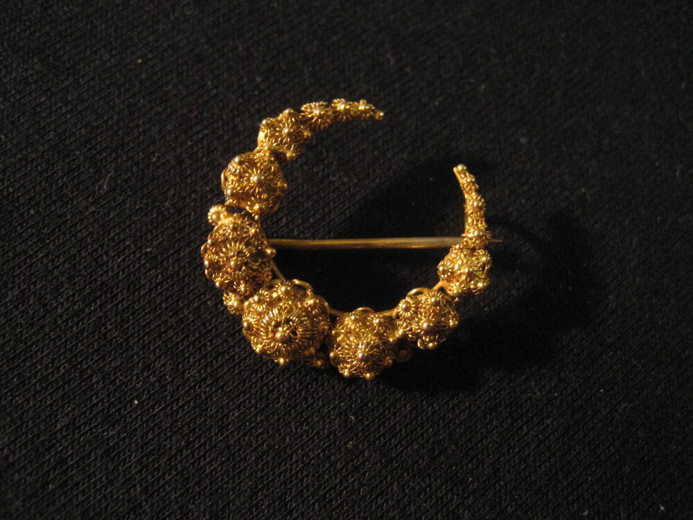 Gouden broche in vorm van maansikkel