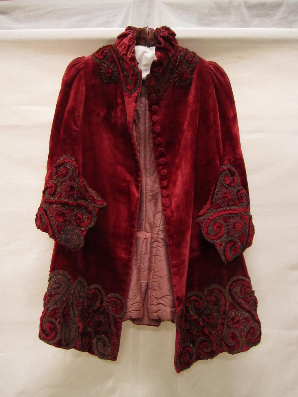 Sortie, jas of mantel van donkerrood zijden pluche met borduursel van gekleurd metaaldraad en…