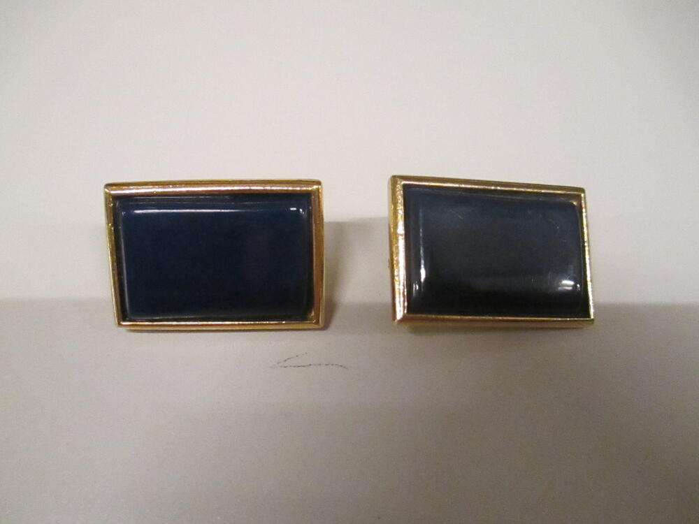 Oorclips, rechthoekig model, goudkleurige metalen zetting gevuld met donkerblauw kunsthars