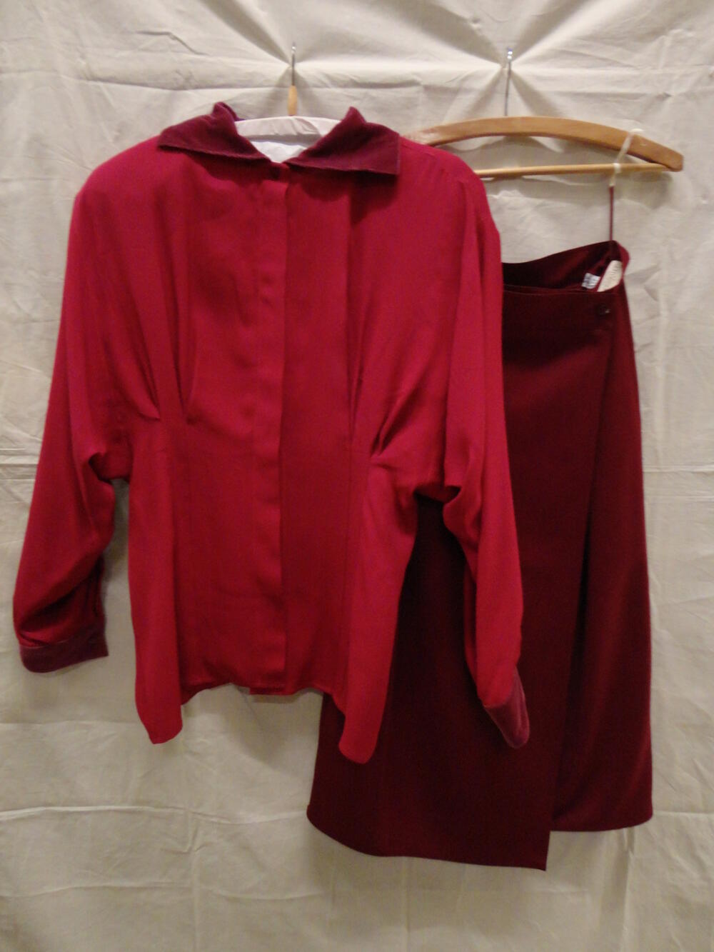 Ensemble bestaande uit blouse van cerisekleurige zijde met fluweel accenten en een rok van…