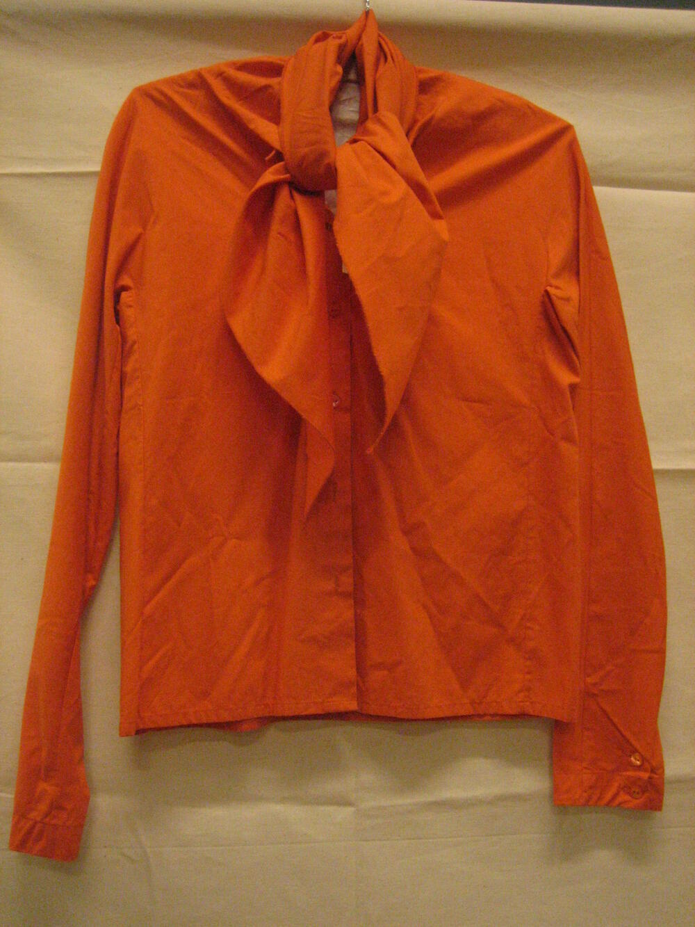 Blouse van oranje katoen met zgn. 'colle cravate'