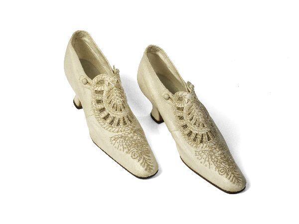 Een paar bruidsschoenen