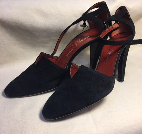 1 paar hooggehakte sandalen van zwart suede. Dichte neus met klein splitje op de wreef en dichte…