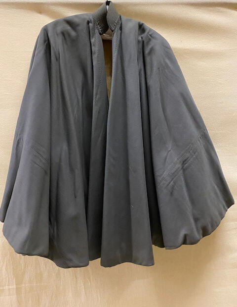 Schoudermantel, 'schoêrmantel', van blauwgrijze wollen gabardine