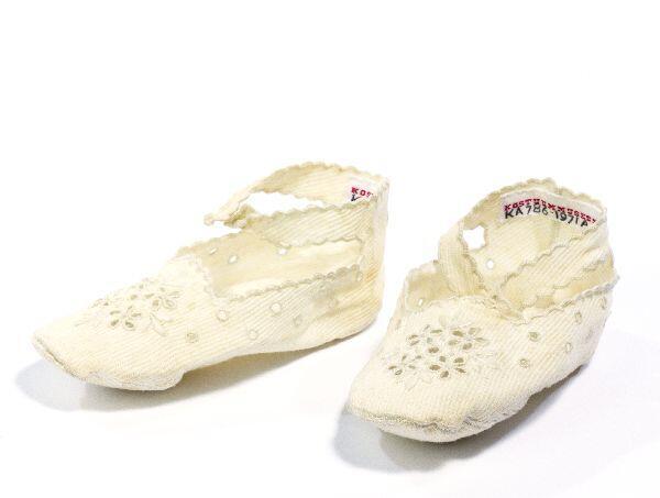 1 Paar schoentjes (baby) van wit katoen pique met puntige neus geborduurd met witte zijde in…