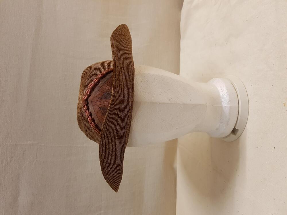 Hoed van stro, beige; beige fluwelen lint, driehoek van leer aan de voorkant