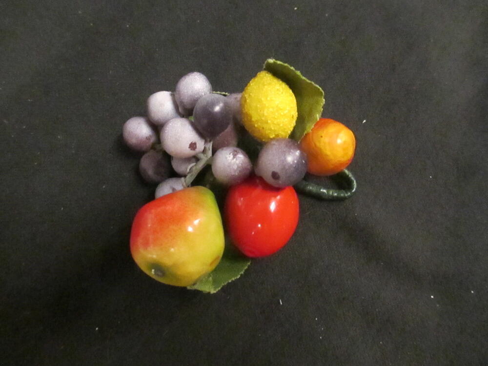 Fruitcorsage, samengesteld uit citroen en blauwe bessen van kunststof, peer, rozenbottel en appel…