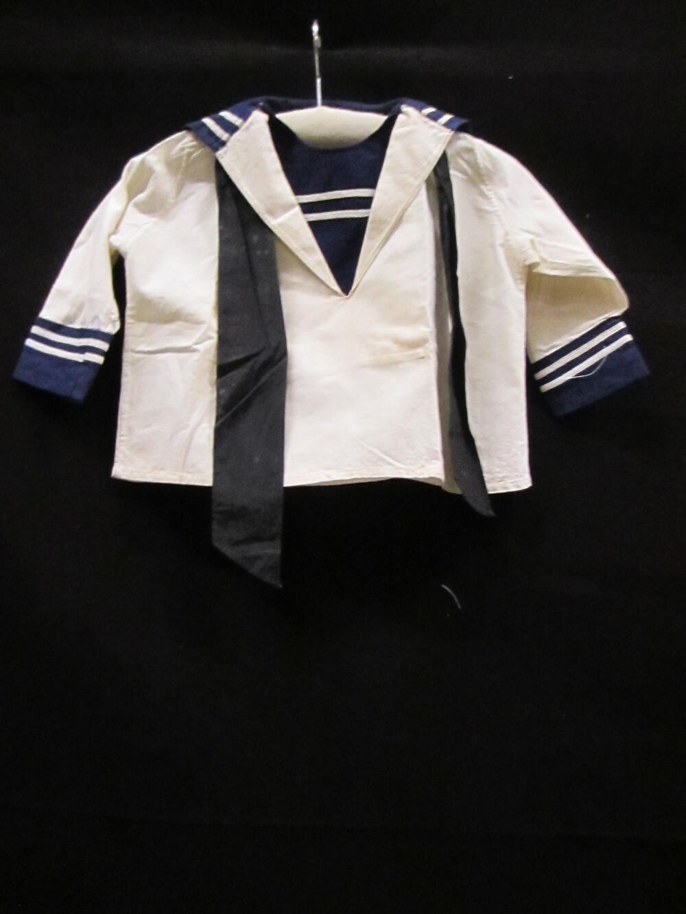 Matrozenpakje van wit en donkerblauw katoen, bestaande uit tuniek en broek met aangenaaid zwart…