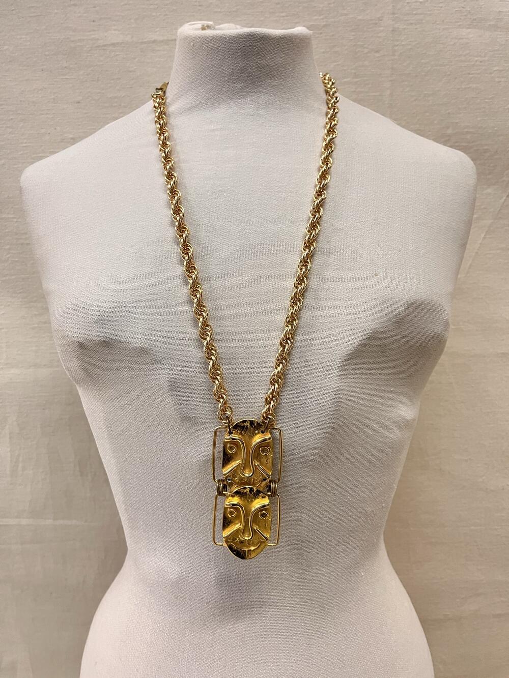 Ketting, goudkleurig metaal, met twee idem maskers